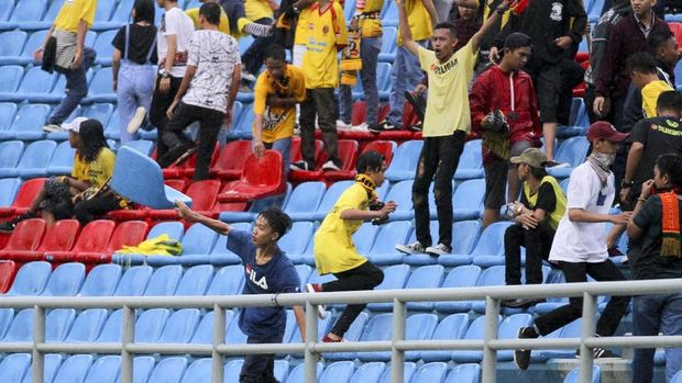  Suporter melakukan perusakan kursi Stadion Jakabaring setelah SFC kalah 0-3 dari Arema FC. 