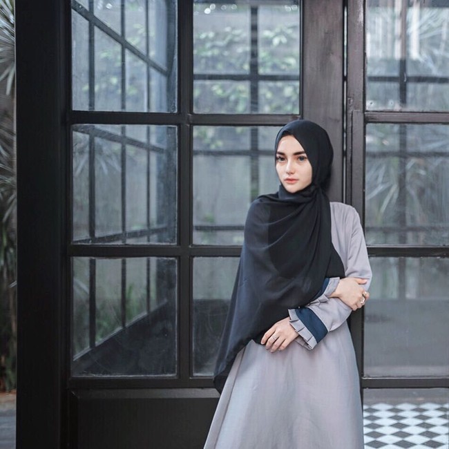 Baru-baru ini ia mengejutkan warganet karena mengenalkan seorang hijabers cantik sebagai calon istrinya. Wanita itu bernama Nabilla Aprillya. Foto: Instagram/bae_biiiiiii