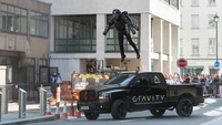 Browning adalah mantan pedagang minyak yang berusia 39 tahun. Ia terinspirasi saat dirinya dicadangkan ketika bertugas di marinir kerajaan untuk membuat kostum jet terbang (Gravity/CNN Travel)