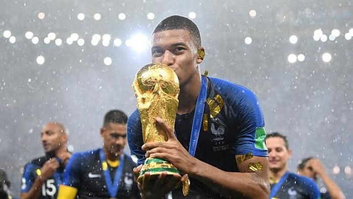 Piala Dunia 2018 memang sudah usai. Namun, berbagai momen terbaik yang tak terlupakan di Piala Dunia 2018 selalu menarik untuk dibahas dan diperbincangkan.