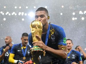 Bek PSM Yance Sayuri Jagokan Perancis Pertahankan Gelar Juara Piala Dunia 2022