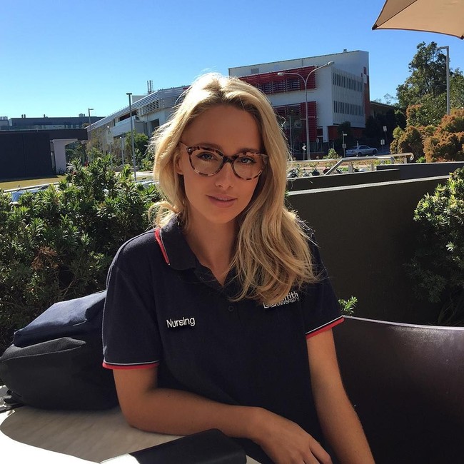 Meski eksis sebagai model, Brooklyn tak melupakan kuliahnya. Beberapa bulan ke depan, ia pun akan segera merampungkan studinya di jurusan keperawatan di Griffith University. Foto: Instagram @brooklynkellyy