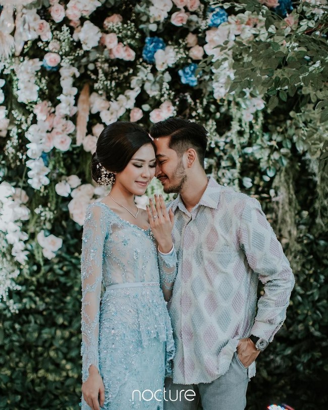Warna icy blue cukup populer dipilih sebagai kebaya lamaran. Warna ini pun jadi pilihan Shanaz Shadiqah di hari lamarannya. Perancang kebaya Renzi Lazuardi memberi sentuhan manis di bagian belakang kebaya dengan membuat pita sebagai kancingnya. Foto: Dok. Instagram