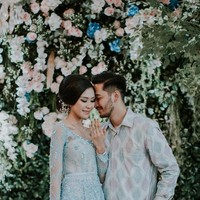 Warna icy blue cukup populer dipilih sebagai kebaya lamaran. Warna ini pun jadi pilihan Shanaz Shadiqah di hari lamarannya. Perancang kebaya Renzi Lazuardi memberi sentuhan manis di bagian belakang kebaya dengan membuat pita sebagai kancingnya. Foto: Dok. Instagram