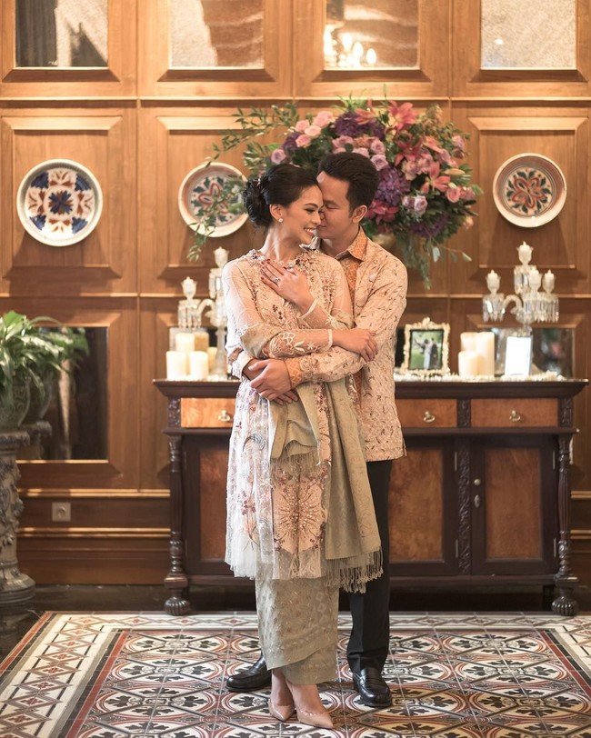 Kebaya bersiluet A-line menjadi opsi segar bagi Anda yang tak ingin tampil biasa dengan kebaya pas badan. Meski terlihat lebih kasual, namun tetap mewah dengan aksentuasi bordir dan beads, seperti kebaya Biyan yang dipakai Mesty Ariotedjo. Foto: Dok. Instagram/Mesty Ariotedjo