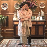 Kebaya bersiluet A-line menjadi opsi segar bagi Anda yang tak ingin tampil biasa dengan kebaya pas badan. Meski terlihat lebih kasual, namun tetap mewah dengan aksentuasi bordir dan beads, seperti kebaya Biyan yang dipakai Mesty Ariotedjo. Foto: Dok. Instagram/Mesty Ariotedjo