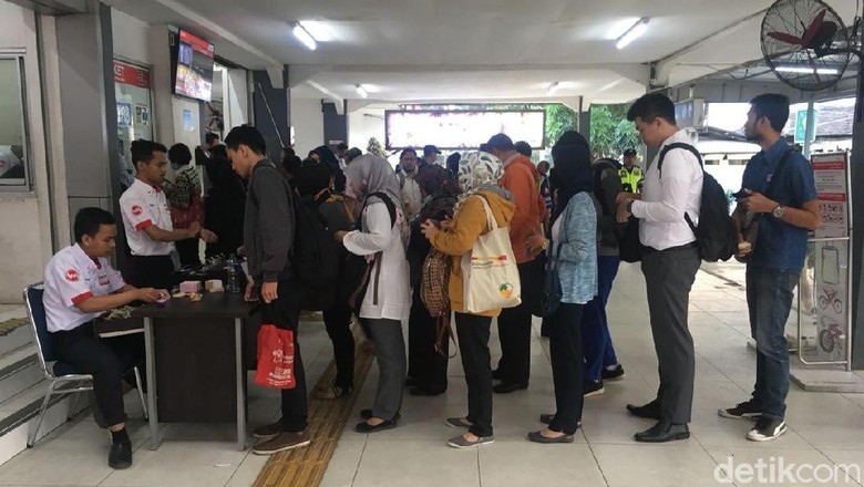 Begini Suasana Antre Tiket di Stasiun Pondok Cina Begini Suasana Antre Tiket di Stasiun Pondok Cina