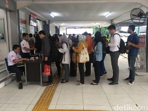 Begini Suasana Antre Tiket di Stasiun Pondok Cina