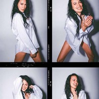 Sophia Latjuba jadi viral setelah mengunggah foto dirinya berpose pakai kemeja putih tanpa celana. Dengan rambut keriting yang ditata wet look, mantan kekasih Ariel Noah ini terlihat seksi. Enjoy the game, tulis Sophia pada caption foto. Foto: Instagram