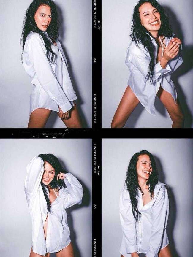 Sophia Latjuba jadi viral setelah mengunggah foto dirinya berpose pakai kemeja putih tanpa celana. Dengan rambut keriting yang ditata wet look, mantan kekasih Ariel Noah ini terlihat seksi. Enjoy the game, tulis Sophia pada caption foto. Foto: Instagram