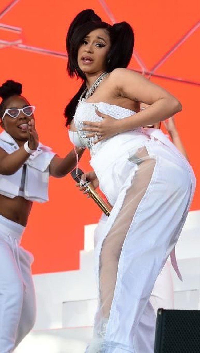 Karena ilegal, Cardi B pun merasa tidak nyaman saat bahan silikon disuntikkan ke bokongnya. Itu sangat menyakitkan. Aku merasa akan pingsan dan sedikit pusing. Aku juga merasa seperti ada yang merembas selama lima hari, akunya.  Foto: Getty Images