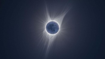 Earth Shine karya fotografer Peter Ward asal Australia. (Foto: National Maritime Museum)