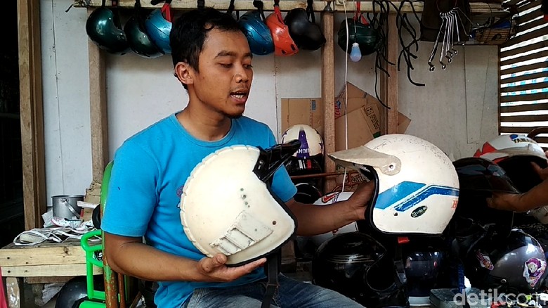 Berawal Iseng, Arik Raup Untung dari Helm Jadul Berawal Iseng, Arik Raup Untung dari Helm Jadul