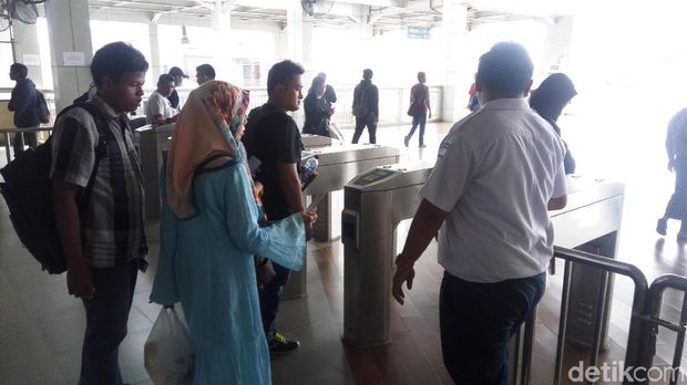 Kartu Elektronik Sudah Bisa, Tiket Kertas KRL Tak Diberlakukan Lagi