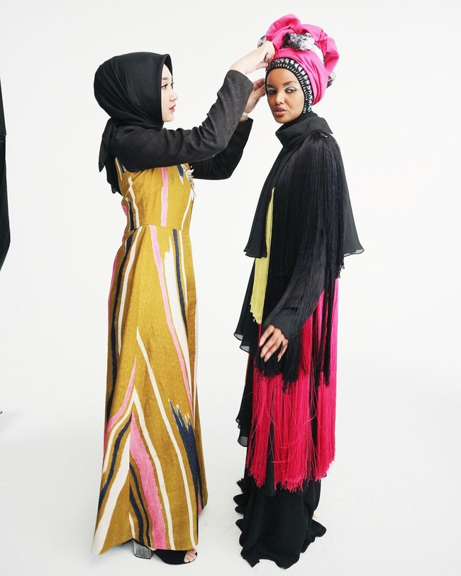 Halima mencatat sejarah sebagai model berhijab pertama yang melenggang di Milan Fashion Week dan masuk agensi model internasional, IMG. Ia pun menjadi model pertama yang terpajang di sampul majalah Vogue. Foto: Dok. Instagram/DianPelangi