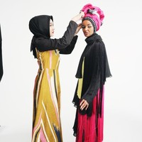 Halima mencatat sejarah sebagai model berhijab pertama yang melenggang di Milan Fashion Week dan masuk agensi model internasional, IMG. Ia pun menjadi model pertama yang terpajang di sampul majalah Vogue. Foto: Dok. Instagram/DianPelangi