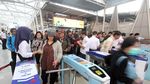 Kembali ke Tiket Kertas, Penumpang Menumpuk di Stasiun Bogor