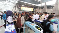 PT Kereta Commuter Indonesia (KCI) menyatakan transaksi tiket KRL di 79 stasiun mulai Senin (23/7) untuk sementara menggunakan tiket kertas seharga Rp 3.000, sebagai bentuk mitigasi untuk kelancaran mobilitas pengguna KRL selama proses pembaharuan dan pemeliharaan sistem tiket elektronik. ANTARA FOTO/Yulius Satria Wijaya.