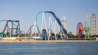 Cedar Point terletak di dekat Danau Erie di Sandusky, Ohio, dan merupakan taman bermain tertua kedua di Amerika Serikat.Taman bermain ini memegang rekor dunia sebagai taman bermain dengan permainan terbanyak, termasuk di antaranya adalah 16 roller coaster. Taman bermain Cedar Pont hanya beroperasi setiap akhir minggu dari awal bulan Mei hingga awal bulan November. Selain roller coaster, di area taman bermain ini juga terdapat pantai berpasir putih sepanjang 1,6 Km. Istimewa/Pinterest.