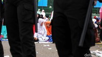 Polisi menjaga demo ini.