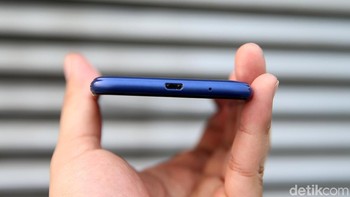 Sedangkan di bagian bawah terdapat colokan microUSB standar. Foto: muhammad ridho
