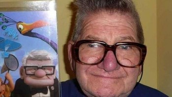 Masih di film Up, bapak ini mirip banget dengan karakter Carl Fredricksen. Foto: Istimewa