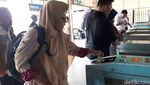 Foto: Penumpang KRL Tak Lagi Pakai Tiket Kertas