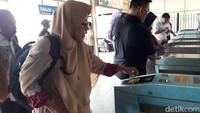 E-Ticketing KRL sudah bisa digunakan lagi siang ini. Penumpang KRL mulai siang ini tak lagi harus antre beli tiket kertas. Begini suasana di Stasiun Bekasi (Foto: Isal Mawardi/detikcom)