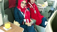 Madinah, tulisnya. Wah, sepertinya ia dan bundanya sedang menjalankan ibadah umroh. Saat itu, mereka memilih segelas minuman sehat dan menyegarkan. Ya, segelas jus jeruk. Foto: Instagram bae_biiiiiii