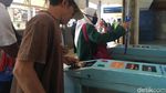 Foto: Penumpang KRL Tak Lagi Pakai Tiket Kertas