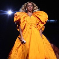 Fresh from the runway! Beyonce memakai gaun kuning tangerine Valentino saat konser On the Run II di Paris baru-baru ini. Gaun bervolume megar tersebut merupakan koleksi couture Fall-Winter 2018/2019 Valentino yang baru ditampilkan di Paris Fashion Week belum lama ini. (Foto: Instagram)