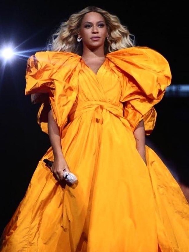 Fresh from the runway! Beyonce memakai gaun kuning tangerine Valentino saat konser On the Run II di Paris baru-baru ini. Gaun bervolume megar tersebut merupakan koleksi couture Fall-Winter 2018/2019 Valentino yang baru ditampilkan di Paris Fashion Week belum lama ini. (Foto: Instagram)
