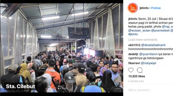 Terjadinya antrean sudah diprediksi sebelumnya. Calon penumpang harus mengantre tiket kertas seharga Rp 3.000 karena tiket elektronik belum bisa digunakan selama proses pembaruan sistem. Foto: Instagram @jktinfo