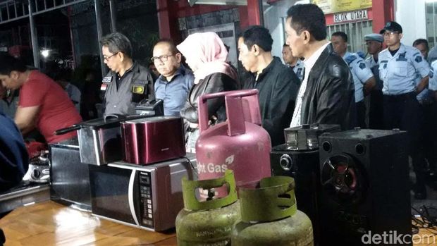 Deretan barang elektronik yang disita dari lapas para koruptor di Sukamiskin