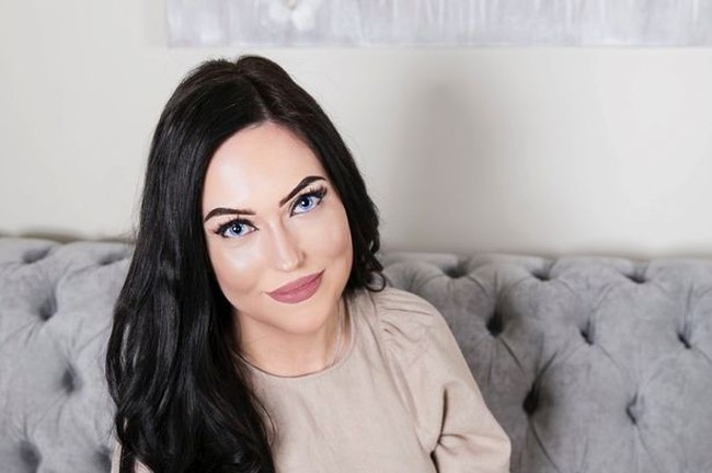 Sophie Attwood, wanita yang tidak percaya diri jika tidak pakai makeup. Sejak usia 14, dia selalu menggunakan makeup saat keluar rumah. Jelang hari pernikahannya, Sophie pun ingin punya penampilan baru yang lebih cantik sehingga ia tetap percaya diri meski tampil tanpa makeup di hadapan suami.  Foto: Dok. Rachel Tompkins