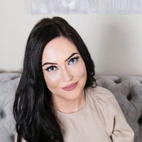 Sophie Attwood, wanita yang tidak percaya diri jika tidak pakai makeup. Sejak usia 14, dia selalu menggunakan makeup saat keluar rumah. Jelang hari pernikahannya, Sophie pun ingin punya penampilan baru yang lebih cantik sehingga ia tetap percaya diri meski tampil tanpa makeup di hadapan suami.  Foto: Dok. Rachel Tompkins