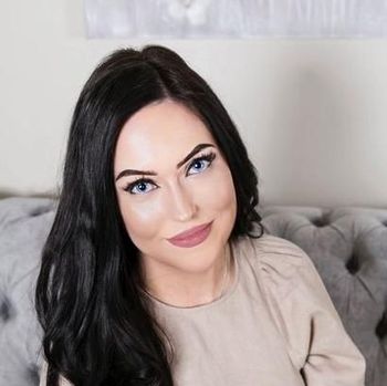  Ingin tampil sempurna di hari pernikahannya, Sophie Attwood menghabiskan banyak uang untuk mengubah wajahnya.