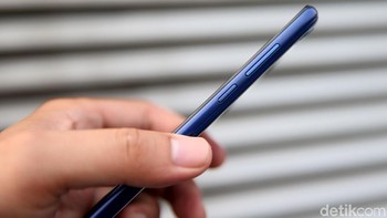 Bagian sisi kanan terdapat tombol power serta volume. Foto: muhammad ridho