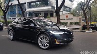 Saat menghadiri acara pengangkatan dirinya sebagai Dewan Pembina Motor Besar Indonesia di kawasan Jakarta Selatan, Minggu (22/7/2018) kemarin, Bamsoet naik mobil listrik Tesla. Foto: Rangga Rahardiansyah