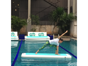 Sensasi Yoga di Atas Air, Lebih Menantang dan Melatih Fleksibelitas