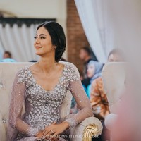 Paula Verhoeven memilih kebaya rancangan desainer lokal, Eddy Betty untuk hari pentingnya. Foto: Dok. Instagram/Paula Verhoeven