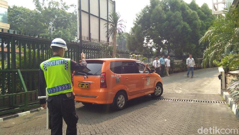Inafis Tinggalkan Lokasi Pria Bunuh Diri di Blok M Plaza Inafis Tinggalkan Lokasi Pria Bunuh Diri di Blok M Plaza