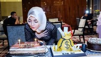 Wah ada tiga kue di ulang tahunnya tahun ini. Mulai dari kue cokelat berbentuk bundar, kue bentuk dollar hingga kue cokelat bertuliskan Happy Birthday Bella Cantik yang sedang ia tiup. Dari siapa aja ya kuenya? Foto: Instagram bae_biiiiiii