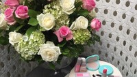Bintang film berusia 42 tahun ini mendapat kejutan kue di hari ulang tahunnya. Kuenya manis dengan fondant berbentuk serba alat make-up. Foto: Instagram inekekoes