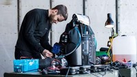 Browning meluncurkan perusahaan pembuat kostum terbangnya, Gravity, pada Musim Semi 2017 di rumahnya di Wiltshire. Ia pun mendapat julukan, Iron Man Wiltshire (Gravity/CNN Travel)