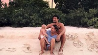 Ini adalah momen kebersamaan Mariano bersama keluarganya saat berada di Maldives. (marianodivaio/Instagram)