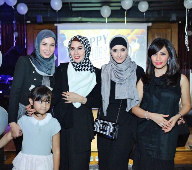 Menghadiri ulang tahun salah satu anak temannya, Inneke Koesherawati terlihat stylist membawa tas Black/White Striped Plexiglas Boy Brick Flap. Tas Chanel yang pertamakali dirilis pada 2014 itu harganya mencapai US$ 3.295 atau sekitar Rp 47,7 juta. Foto: Instagram