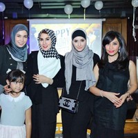 Menghadiri ulang tahun salah satu anak temannya, Inneke Koesherawati terlihat stylist membawa tas Black/White Striped Plexiglas Boy Brick Flap. Tas Chanel yang pertamakali dirilis pada 2014 itu harganya mencapai US$ 3.295 atau sekitar Rp 47,7 juta. Foto: Instagram