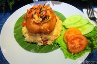 Di Sini Ada Sop Buntut dan Es Lurik BikinanUssy Sulistiawaty