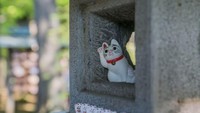 Tak sedikit traveler yang datang ke Gotokuji untuk meletakkan patung maneki neko sebagai rasa bersyukur atas keinginan-keinginan yang telah terpenuhi (Joshua Mellin/CNN)